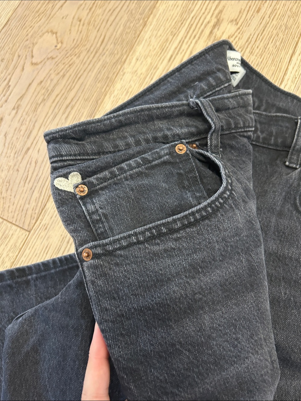 ABERCROMBIE HIGH-RISE 90s RELAXED HEART EMBROIDERED JEANS - SHORT - Picture 10 of 11